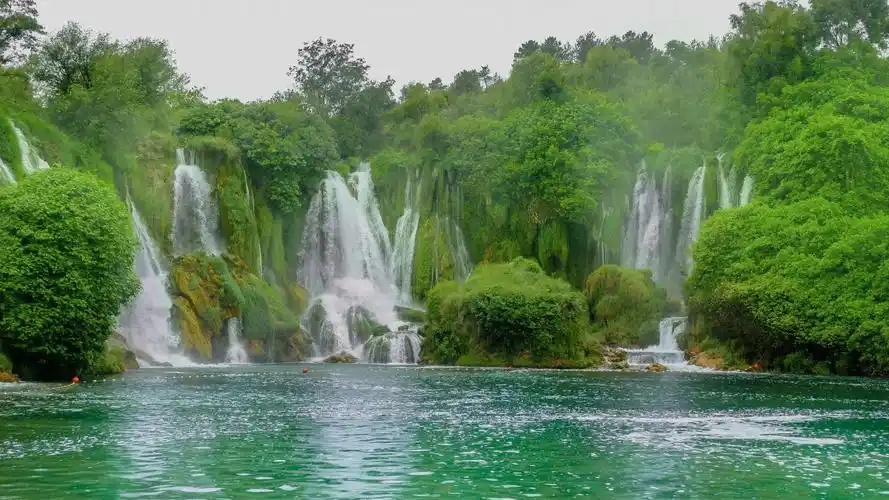 大山里的瀑布图片(8/8)