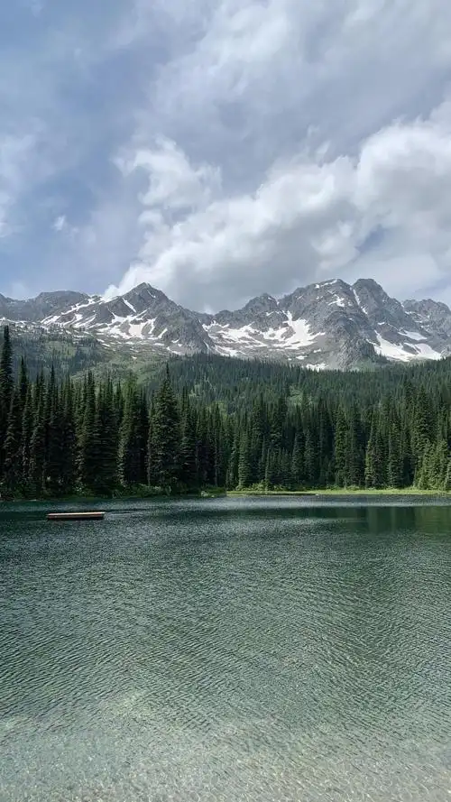 清澈迷人的湖泊景色