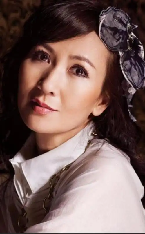 朴素66岁陈美琪感动粉丝,全身旧衣挎布包再三鞠躬