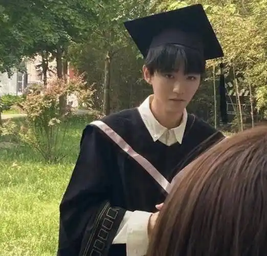 原创王俊凯回北电和同学有说有笑遇到老师却一脸乖巧生图明星相优越