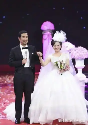 龄 忠贞不渝情 再着婚礼装 为爱吐真诚 她嫁给了爱情,她为爱人而付出