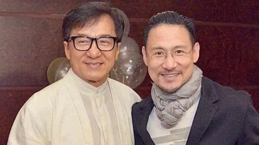 成龙的原唱被张学友唱火,颁奖典礼大哥不服,两位竟现场"互殴"_1