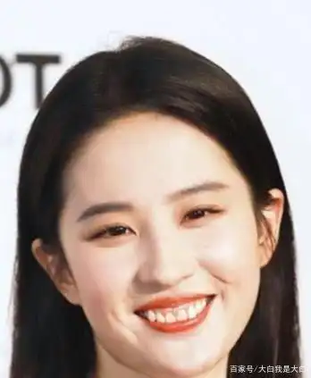 刘亦菲大笑照片流出,露出牙龈太丑,网友调侃:神仙姐姐也要矜持