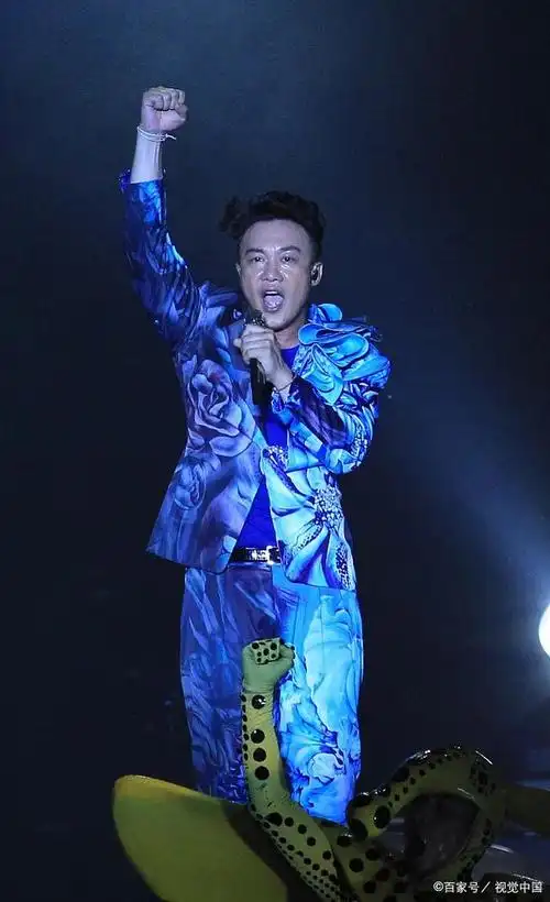 陈奕迅杭州演唱会因突发声带问题宣布延期,展现艺人担当与主办方人性