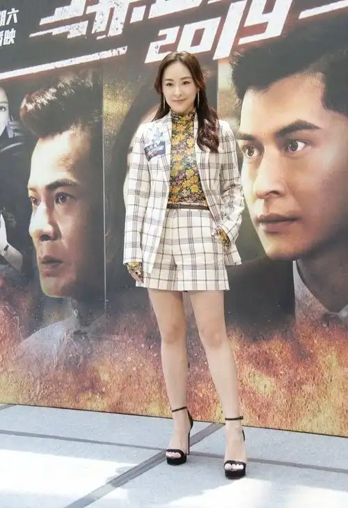 滕丽名和小13岁女星同框看着脸有点僵但穿衬衫气场仍然挺足