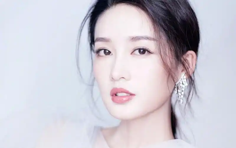 李沁温婉动人唯美图片桌面壁纸