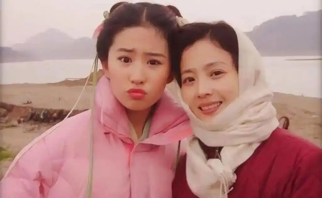 刘亦菲母亲刘晓莉:傲人身材,比女儿还美,至今单身