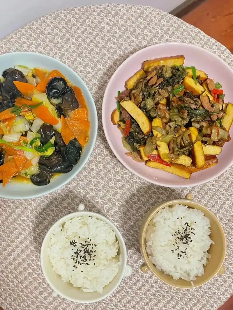 两人晚餐.木耳炒肉炒娃娃菜跟着网上学的,没想到味道还不错 家 - 抖音