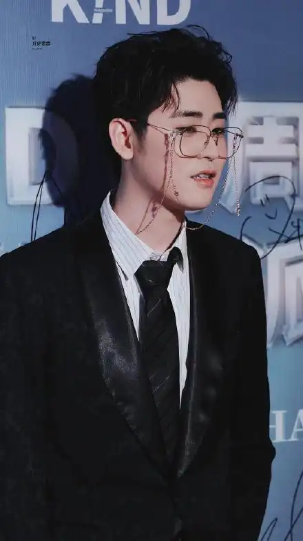 张云雷金丝眼镜造型