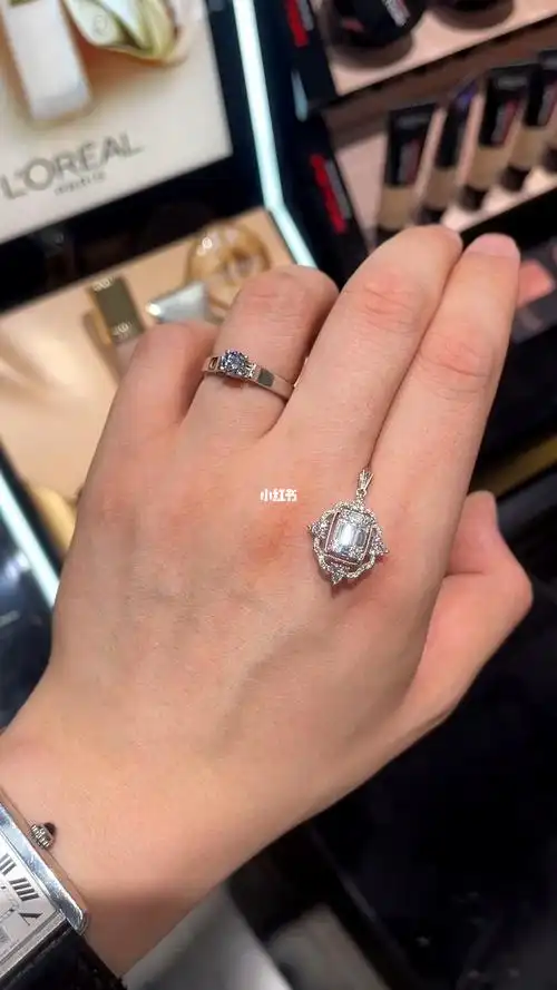 周生生新款钻石吊坠