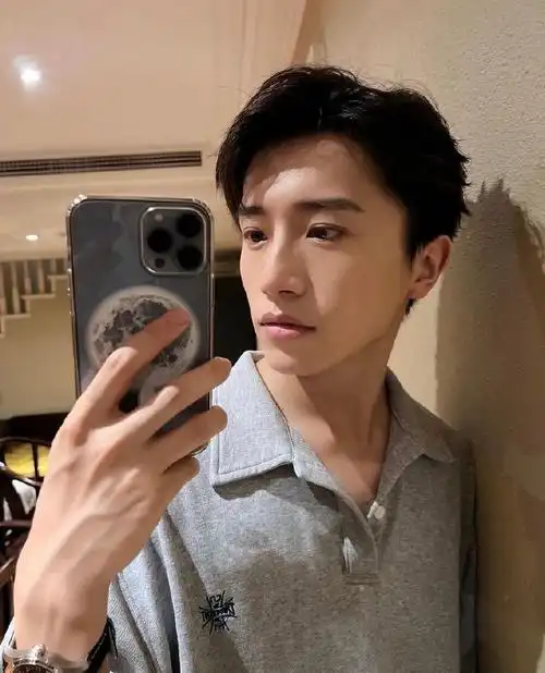 对镜自拍帅气满分祝帅哥520快乐@into1-伯远