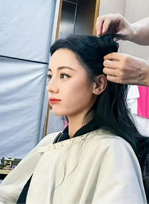 迪丽热巴化妆花絮图曝光粉丝惊呼太甜太美期待她在hi6的表现