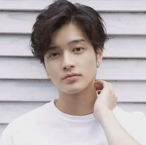 厌倦的直发的男生,自然的纹理烫了解一下,自然蓬松的头发跟清爽的大