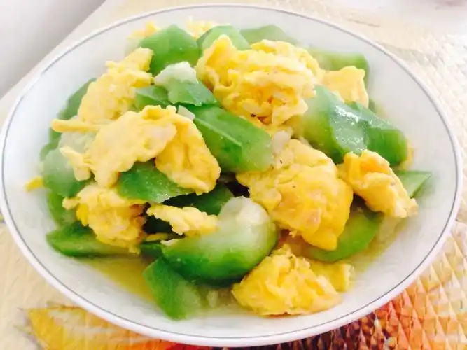 10,用料丝瓜1条鸡蛋2只大蒜2瓣盐巴适量步骤1丝瓜去皮,滚刀切块2鸡蛋