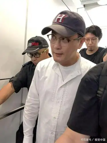 张信哲素颜抵香港自称"找朋友",原来当嘉宾合唱《爱如潮水》!