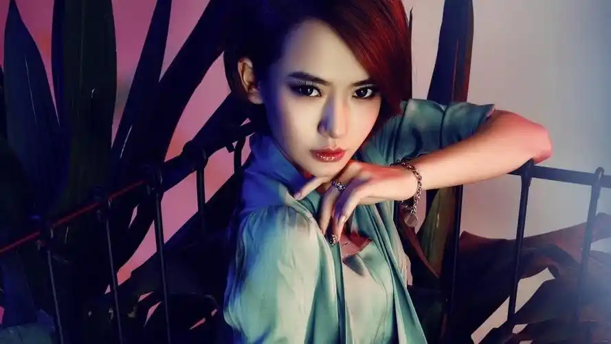 内地明星戚薇明星风尚壁纸1