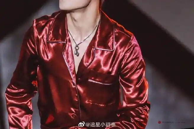 易烊千玺超话锁骨 喉结 俺这条98命是弟弟的了!