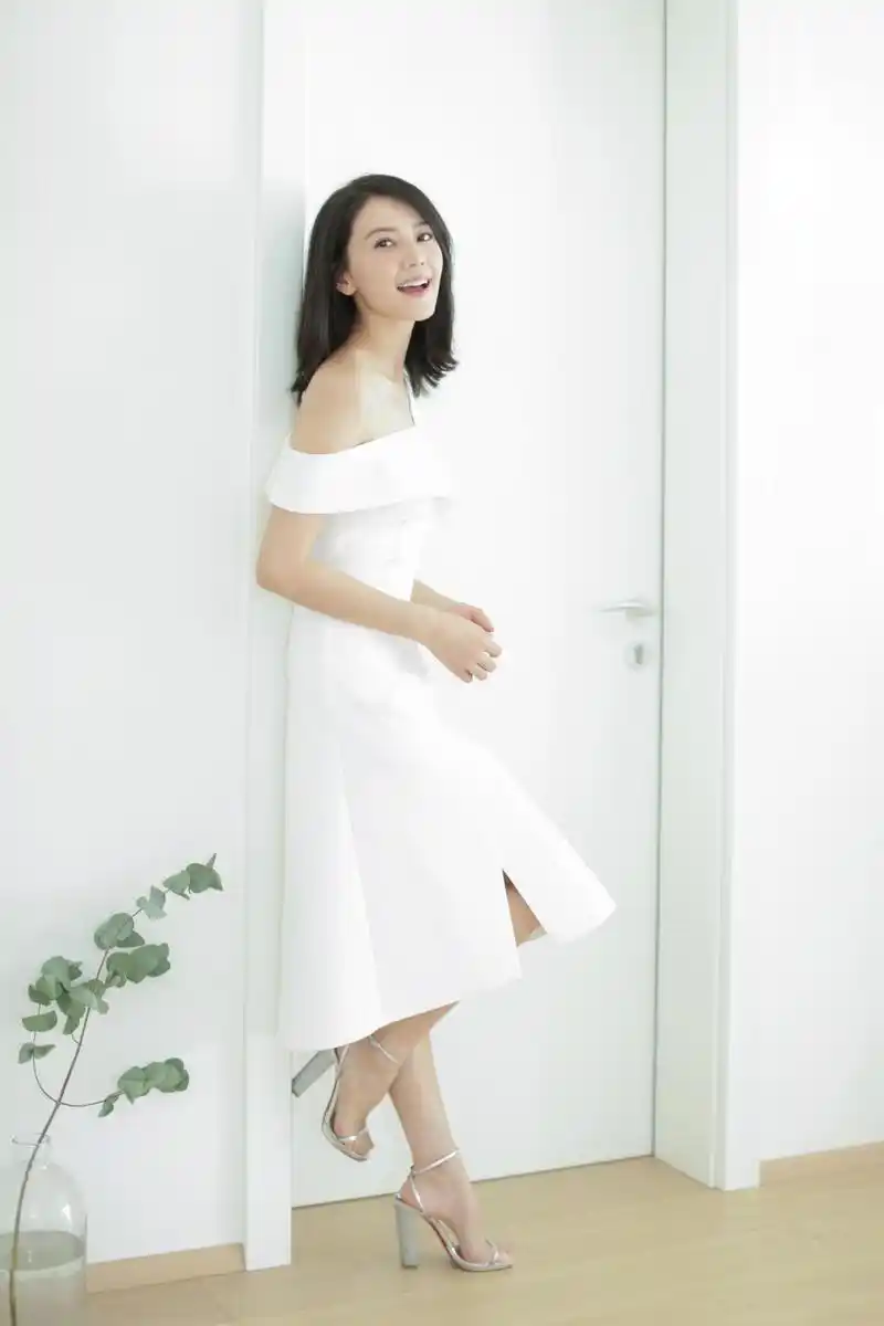 国民女神高圆圆真美一袭白色斜肩连衣裙配中长直发清新脱俗