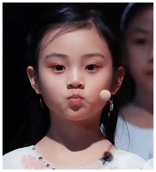 有种"整容"叫甜馨化浓妆,离开十级美颜后,模样越来越像贾乃亮