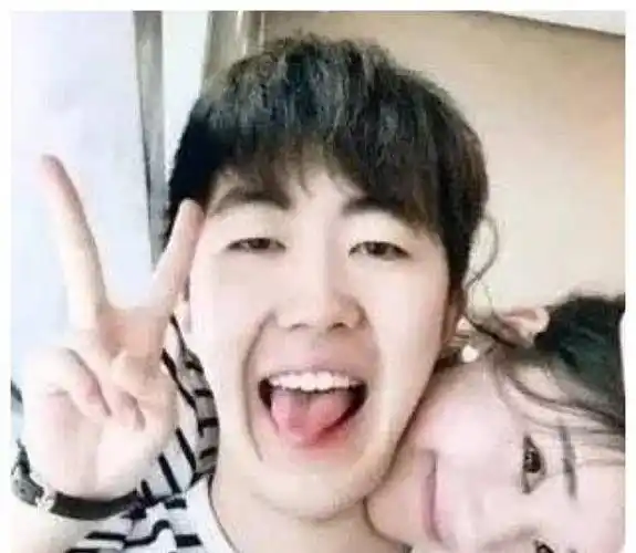 原创赵露思与前男友合照曝光前男友颜值成焦点看来赵露思并非颜控
