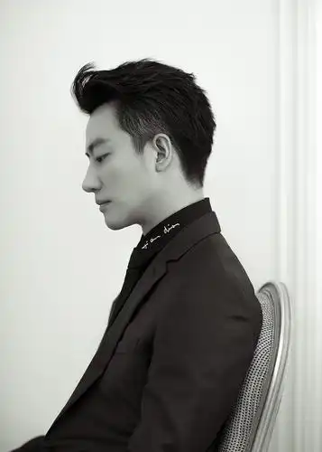 这么扁平的侧面也能当明星(其他明星侧脸对比)