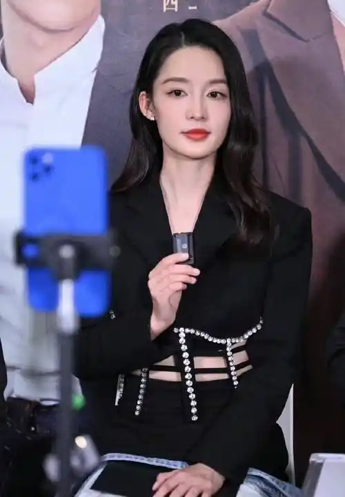 李沁有点会穿,"盘丝洞"西装大胆上身,方形脸显得更大气了_外套_明星