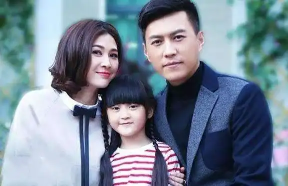 靳东50岁的前女友气质超然 颜值丝毫不输生产半年的妻子李佳