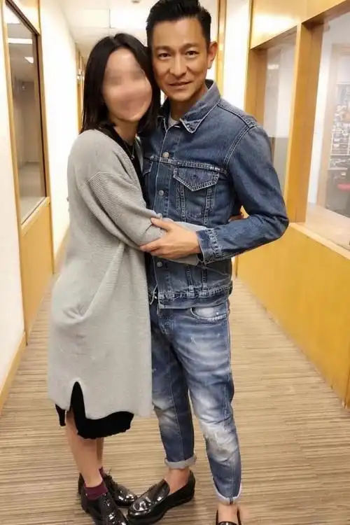 照片中,刘德华穿牛仔套装身形修长,与粉丝们亲切合照,更有女粉丝与