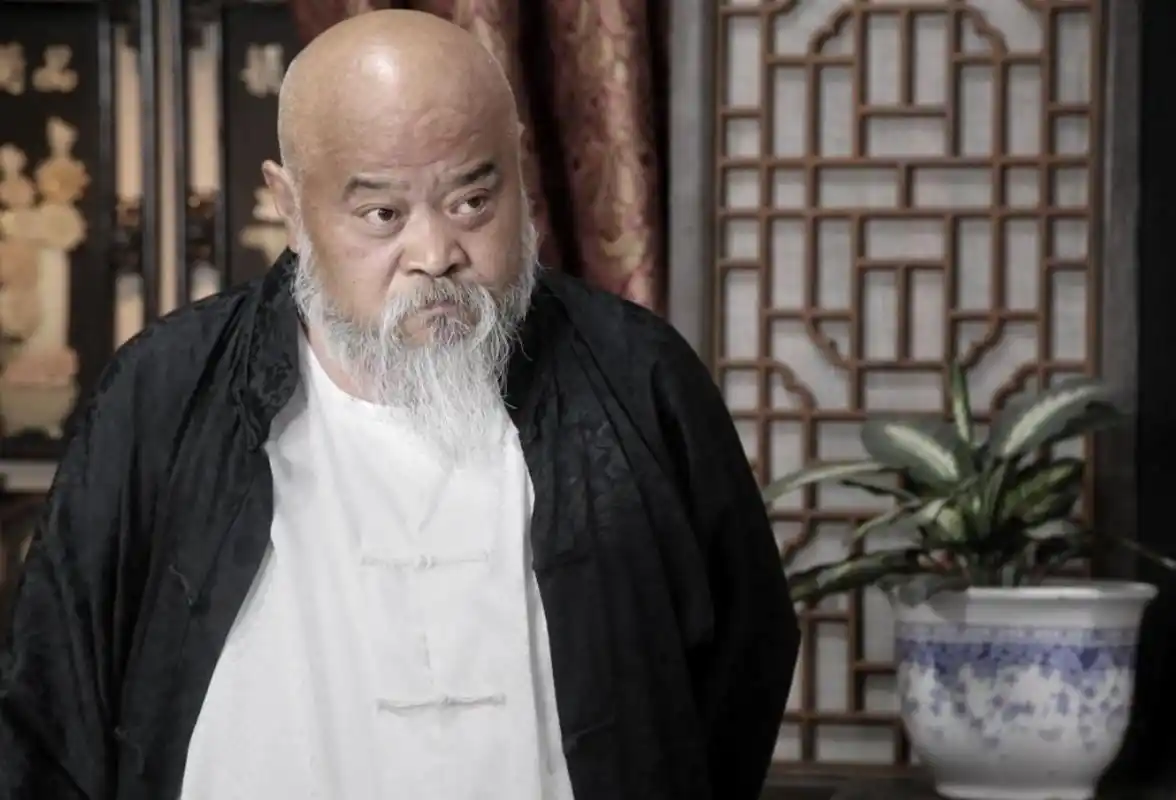 从网友po出的视频和照片里,李琦打着赤膊,穿着朴素,嘴巴和下巴周围一