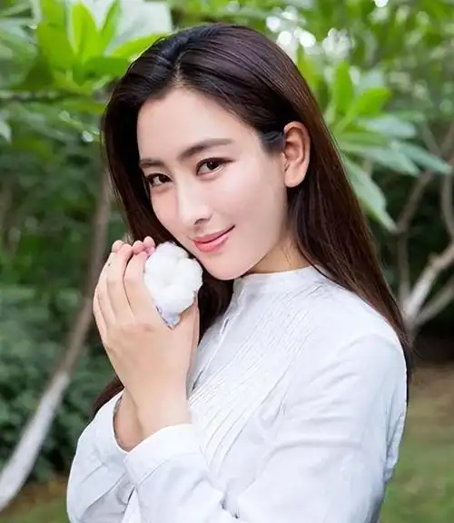 曾以清纯形象走红的女演员马苏,因和吴奇隆一起出现而名声扫地.