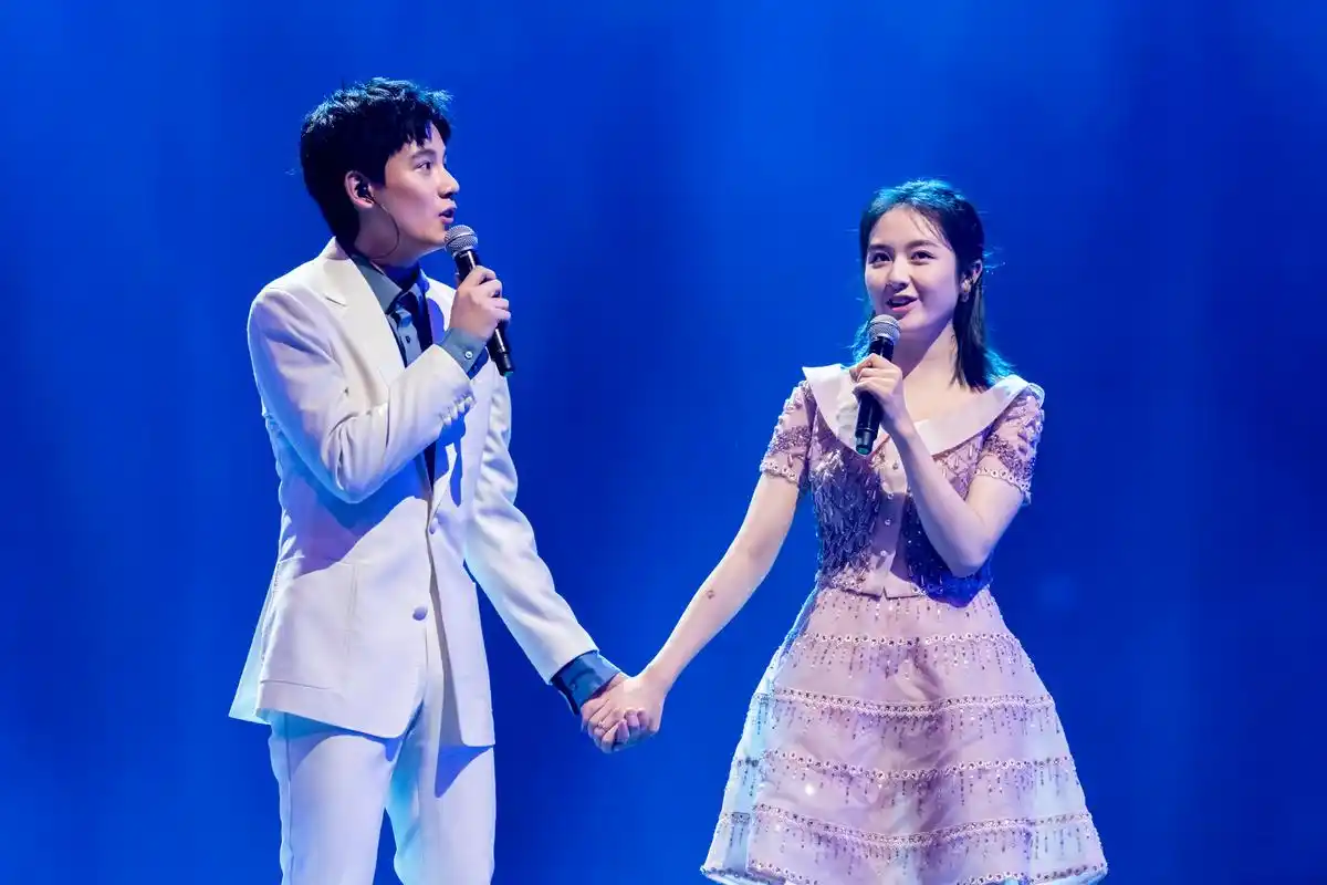 明玉海兰察,胡先煦李兰迪同场唱情歌,两对小清新掌心紧贴甜齁了