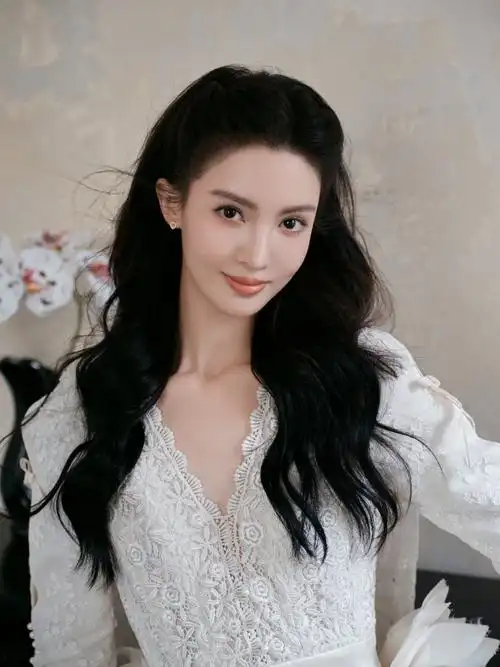 金晨  层叠花瓣编织浪漫余韵,繁复与典雅在此融为一体,成就无上之美.