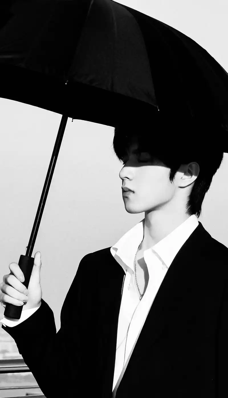 备受瞩目的刘耀文成为第73期帅哥壁纸主角,他的颜值与才华并存,深受