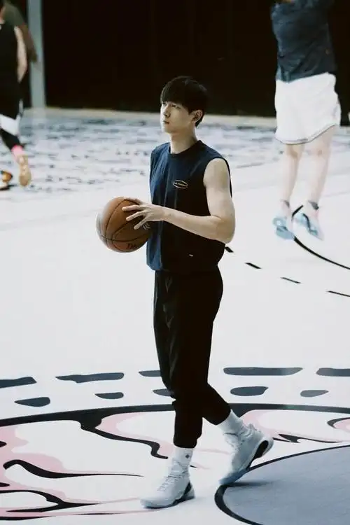 李现打篮球身材健硕这才是大家心中的男神呀