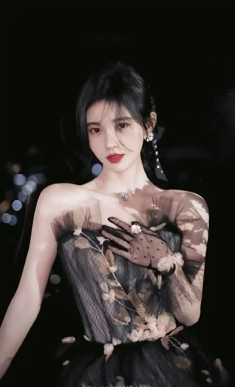 鞠婧祎最新造型曝光!网友惊叹:她的美颜让人难以置信!