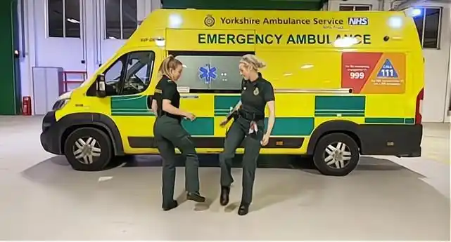 英国护士救护车上跳电臀舞,网友强烈抨击,直呼没眼看