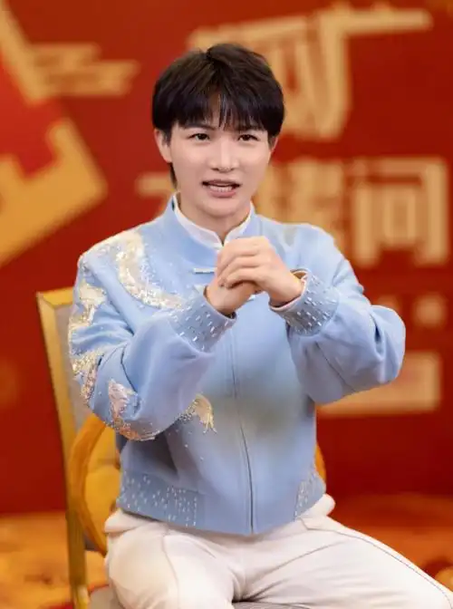 狐厂大拷问|周深回应春晚打八段锦 模仿"踢到棉花"梗引爆笑_娱乐_时候