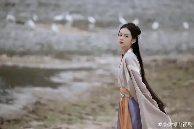 周也阿湘重逢#山河令会员收官,@周也yeah发布一组古装写真.