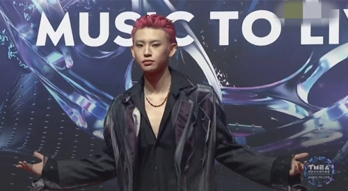 小鬼的发型发色,恕我无法理解,既有古早落伍的韩流范儿,又有种十多年