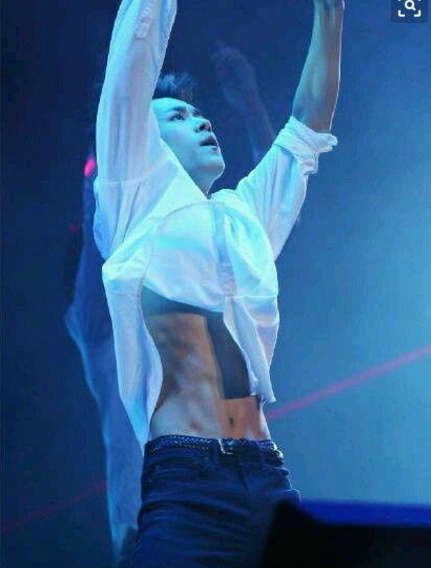 易烊千玺腹肌逆天,王源腹肌炸裂?王俊凯的腹肌呢?在这里!