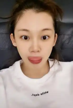 郑恺苗苗同框秀恩爱32岁苗苗孕肚初显需要老公搀扶小心翼翼