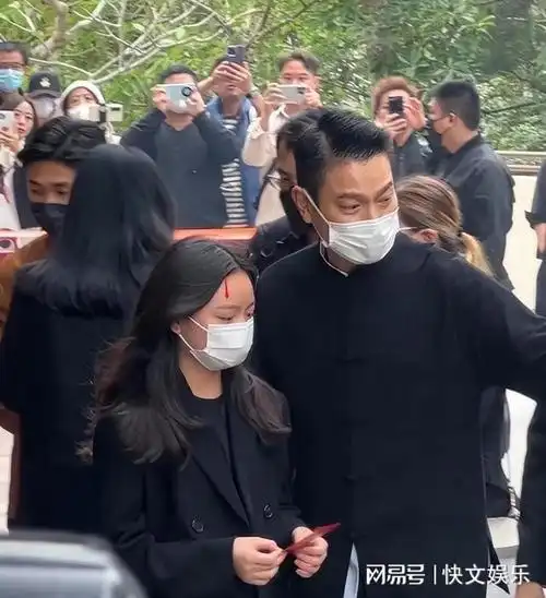 对女儿非常严格,12岁都没有自己的手机|娇妻|记者|朱丽倩|填词人|古典