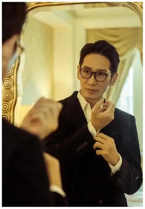 王劲松年轻的时候长什么样子(王劲松大器晚成)(11)