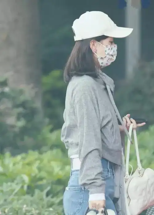 赵丽颖现身广州机场时尚潮流穿搭引眼球