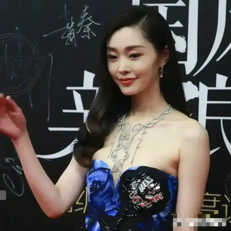 宋轶:裙子好看,这胸是怎么回事?