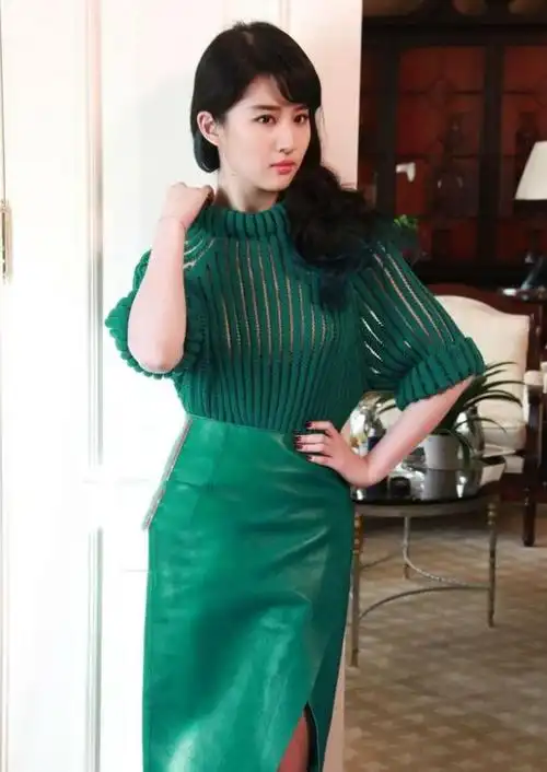 刘亦菲真是有颜任性连穿土味绿色毛衣配皮裙竟然还这么优雅