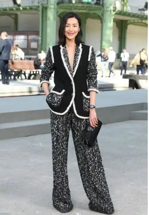 穿加厚西装配阔腿裤亮相,齐肩发型气质惊艳时髦|连体裤|身材比例|刘雯