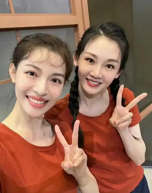 芳华6年后钟楚曦和苗苗在一起看合影才知冯小刚眼光多毒