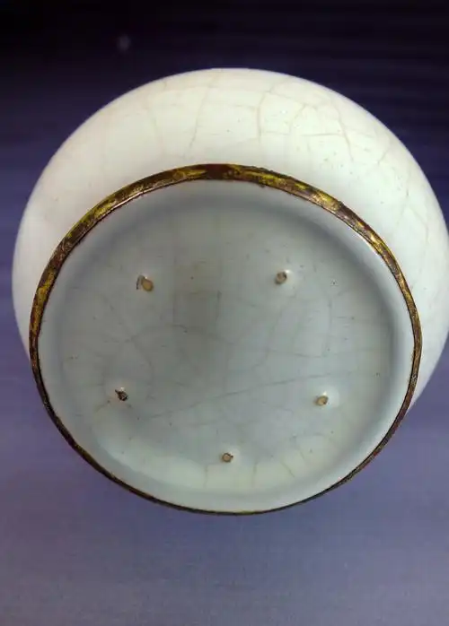 北宋汝官窑浑身汗毛孔的月白釉贯耳尊