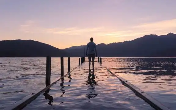 一个人安静在发呆想问题的女生